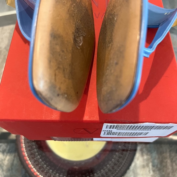 Valentino Garavani One Stud Thong Sandal. Size 40. Dust bags and Box included. - Picture 3 of 9